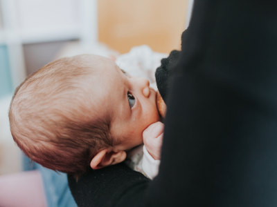Est-ce normal que mon bébé tète tout le temps ?