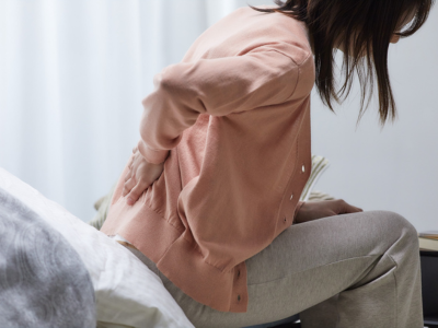 Mal de dos pendant l’allaitement : comprendre, prévenir et soulager durablement