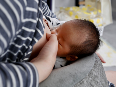 Accessoires allaitement : indispensables pour mamans